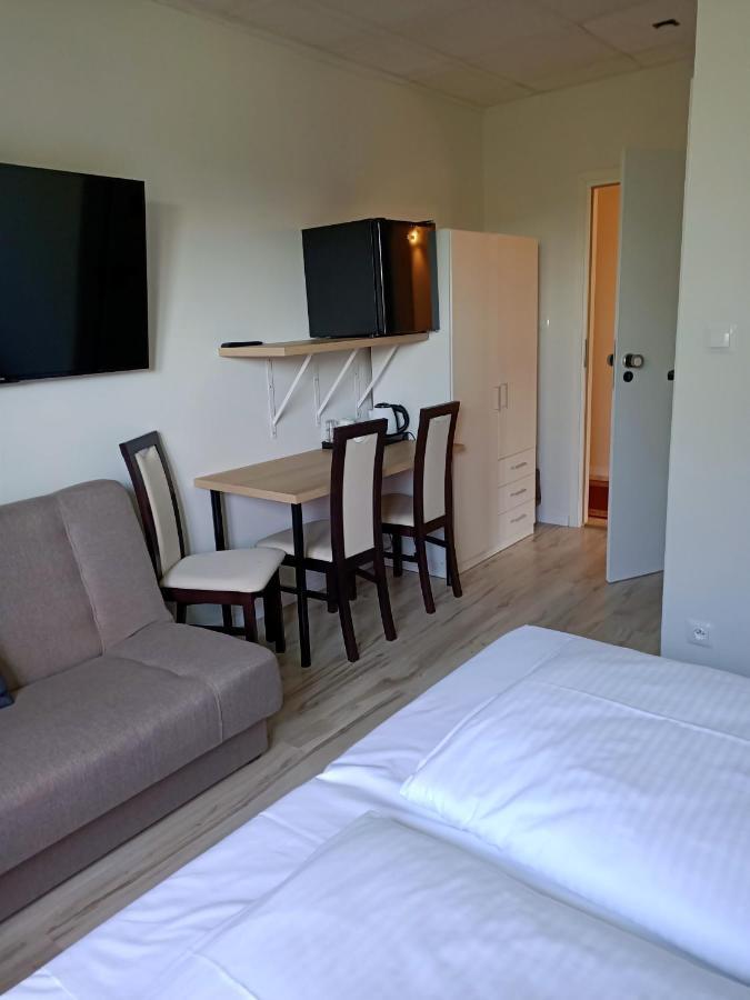 Zielone Wzgorze Hostel Wałbrzych Kültér fotó